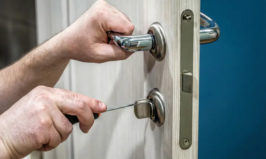 Como abrir porta trancada sem chave